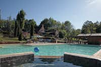 Camping Terme d'Astor  - Campingplatzanlage mit Pool und Liegestühlen in der Sonne