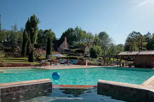 Camping Terme d'Astor - Campingplatzanlage mit Pool und Liegestühlen in der Sonne