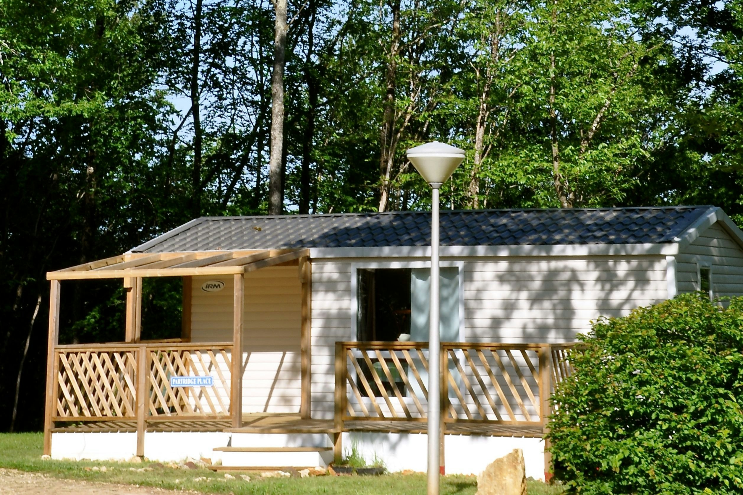 Camping Terme d'Astor -  Chalet mit Veranda im Grünen auf dem Campingplatz