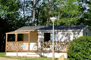 Camping Terme d'Astor - Chalet mit Veranda im Grünen auf dem Campingplatz