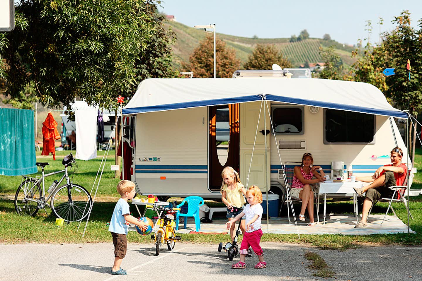 Camping Terme Lendava  - Familie am Wohnmobil auf dem Wohnwagen- und Zeltstellplatz vom Campingplatz