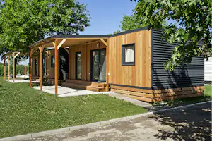 Camping Terme Ptuj - Mobilheim mit Terrasse auf dem Campingplatz