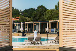 Camping Terme Tuhelj - Blick auf Schwimmbecken aus dem Mobilheim auf dem Campingplatz