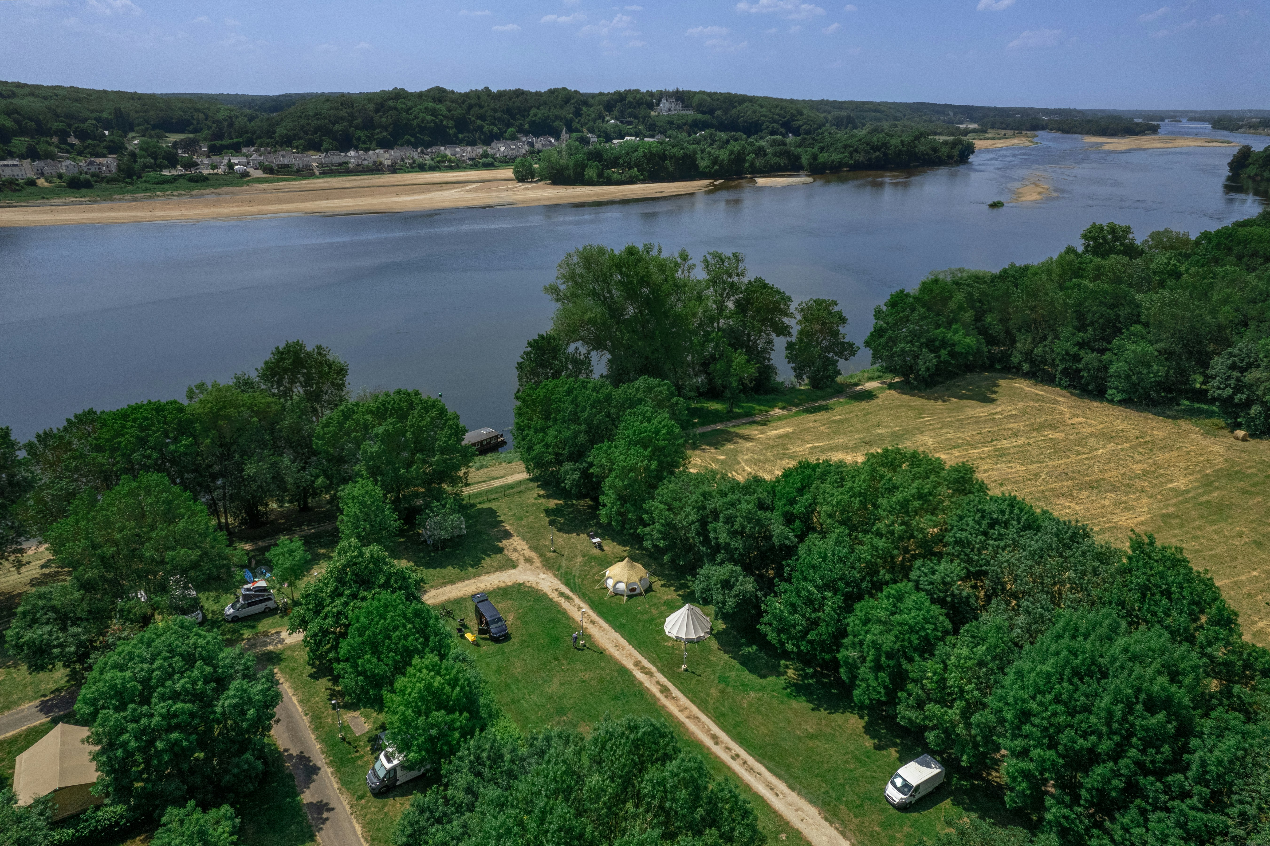 Camping Terre d'Entente  - Luftaufnahme des Campingplatzes am Wasser