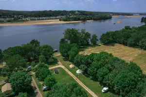 Camping Terre d'Entente - Luftaufnahme des Campingplatzes am Wasser