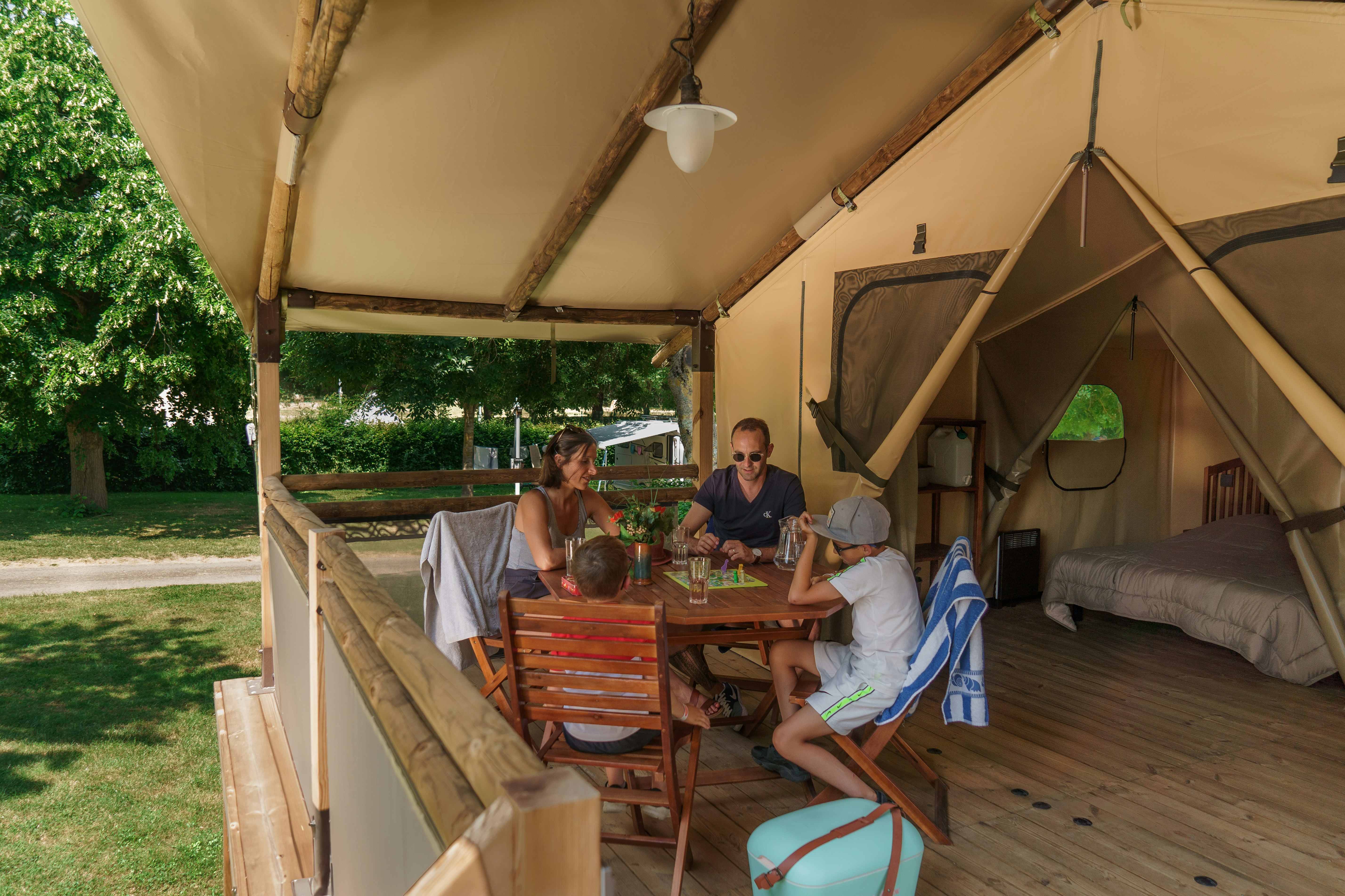 Camping Terre d'Entente - Glamping-Zelt mit Terrasse auf dem Campingplatz