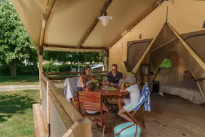Camping Terre d'Entente - Glamping-Zelt mit Terrasse auf dem Campingplatz