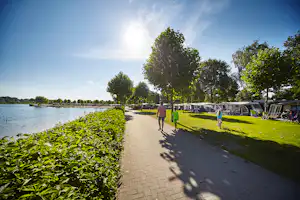 Camping TerSpegelt - Stellplatz vom Campingplatz auf grüner Wiese am See
