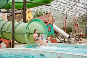 Camping TerSpegelt - Kinder auf der Wasserrutsche im Pool