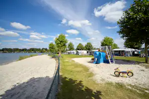 Camping TerSpegelt - Badestrand mit Bäumen beim Campingplatz