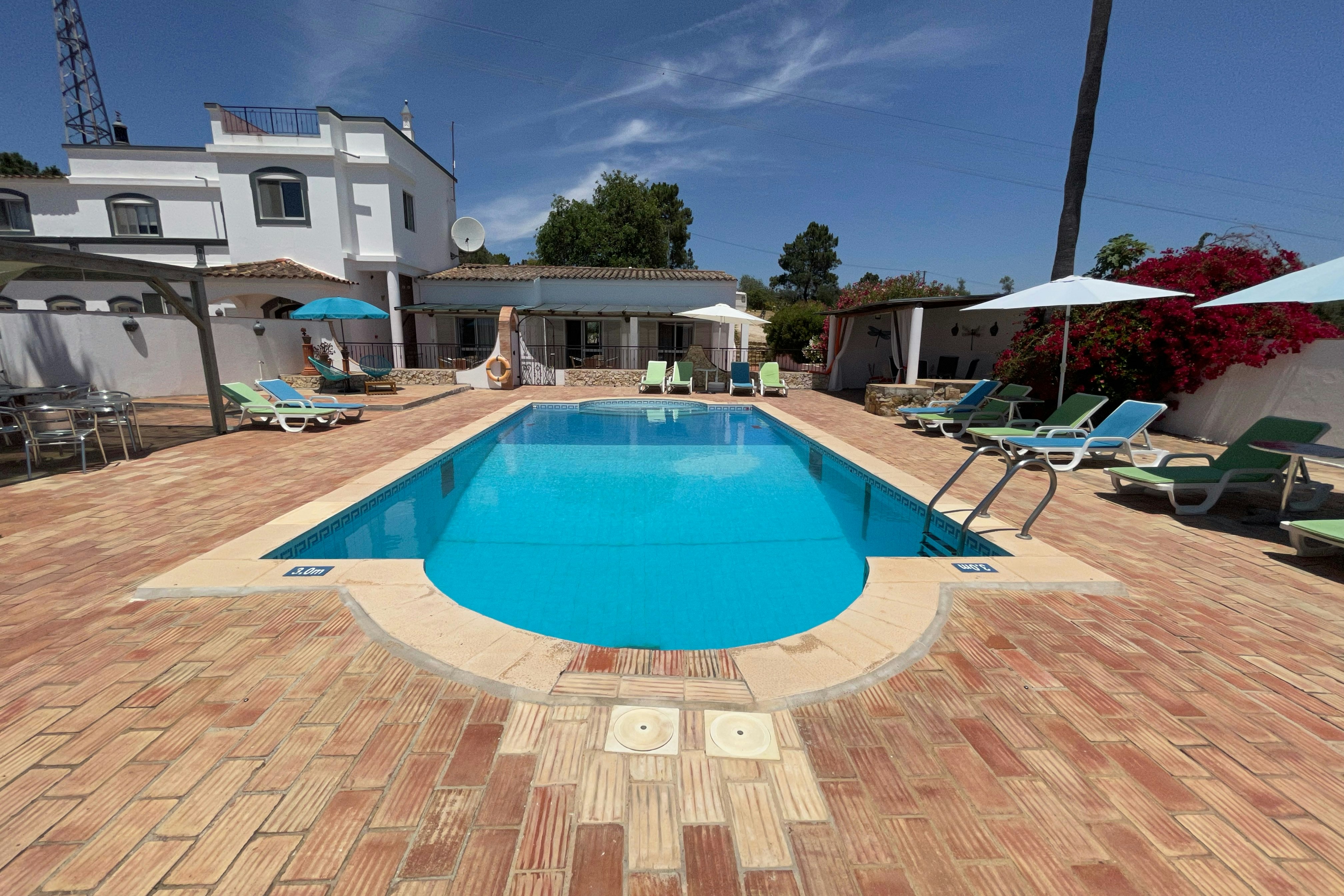 Camping The Lemon Tree Villa - Freibad mit Liegestühlen und Sonnenschirmen