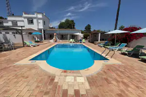 Camping The Lemon Tree Villa - Freibad mit Liegestühlen und Sonnenschirmen