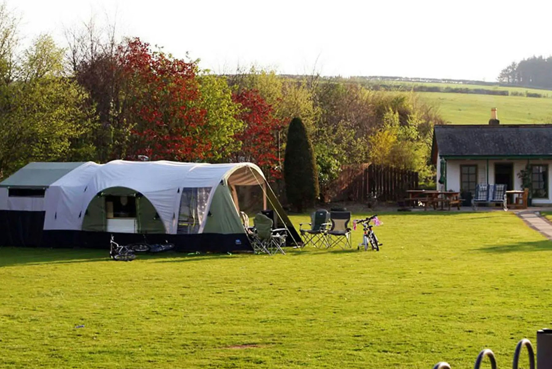 Camping The Shepherd's Rest Pub  The Shepherds Rest Pub & Campsite - Wohnmobil- und Wohnwagenstandplätze auf der Wiese