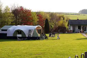 Camping The Shepherd's Rest Pub The Shepherds Rest Pub & Campsite - Wohnmobil- und Wohnwagenstandplätze auf der Wiese