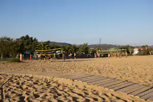Camping Thines - Der Strand mit zwei Beachvolleyballfeldern und dem Campingplatz im Hintergrund