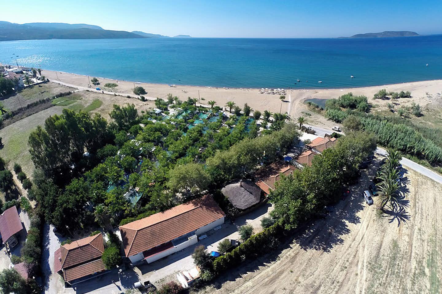 Camping Thines - Vogelperspektive auf den Campingplatz mit dem Strand und dem Mittelmeer im Hintergrund