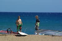 Camping Thines - zwei Windsurfer am Strand beim Campingplatz