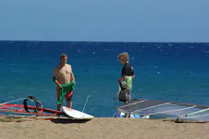 Camping Thines - zwei Windsurfer am Strand beim Campingplatz