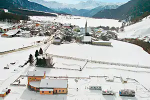 Camping Thöni - Campingplatz in den Alpen im Winter aus der Vogelperspektive