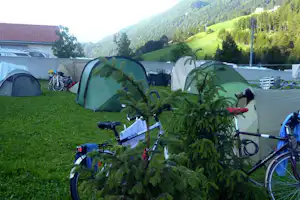 Camping Thöni - Zeltplatz vom Campingplatz auf grüner Wiese