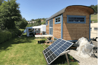 Camping Thörishaus  -  Mobilheim vom Campingplatz mit Solarzellen auf dem  Wohnmobilstellplatz