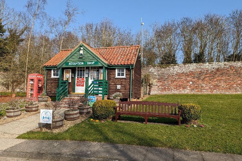Camping Thorpe Hall - Rezeption des Campingplatzes mit Shop
