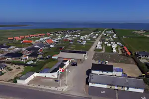 Camping Thorsminde - Luftaufnahme vom Campingplatz mit Blick auf das Meer