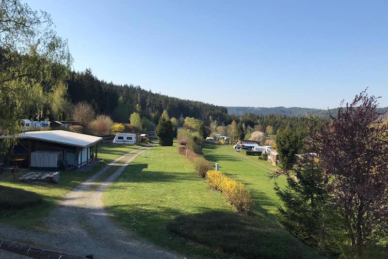 Camping Thüringer Wald  -  Wohnwagen- und Zeltstellplatz vom Campingplatz auf grüner Wiese