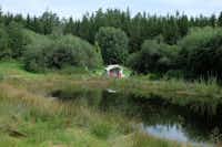 Camping Thüringer Wald  -  Wohnwagen auf dem Stellplatz vom Campingplatz am Ufer des Flusses