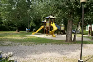 Camping Ticino - Kinderspielplatz mit Kletterburg und Rutschen auf dem Campingpgelände