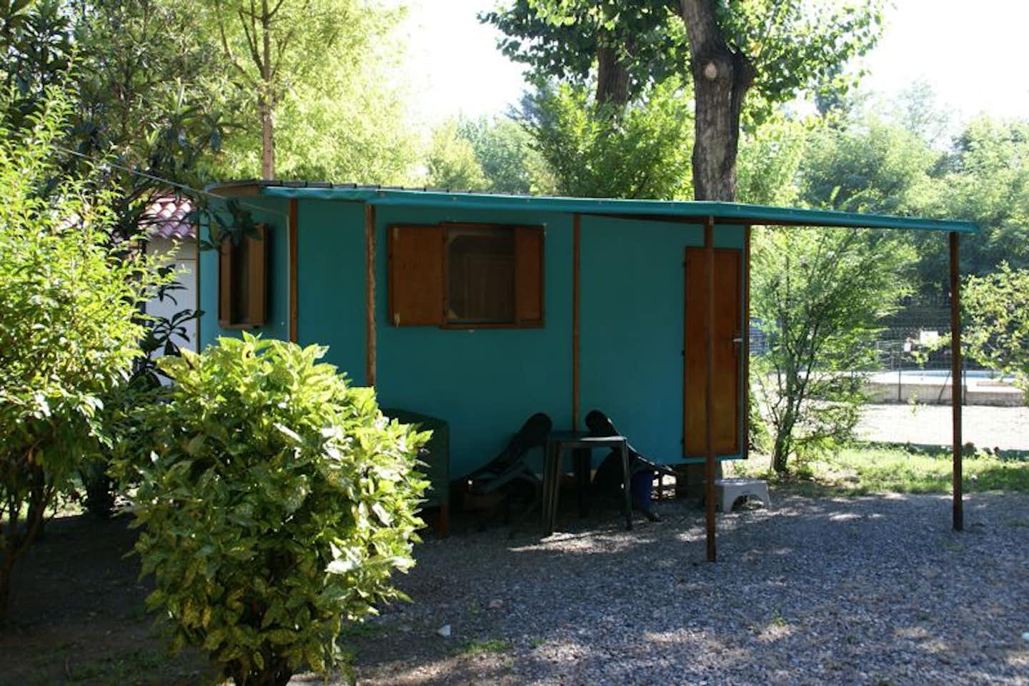Camping Ticino - Mobilheim mit überdachter Terrasse auf dem Campingplatz