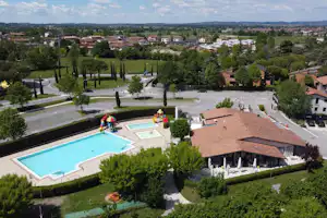 Camping Tiglio - Campingplatz mit Pool aus der Vogelperspektive