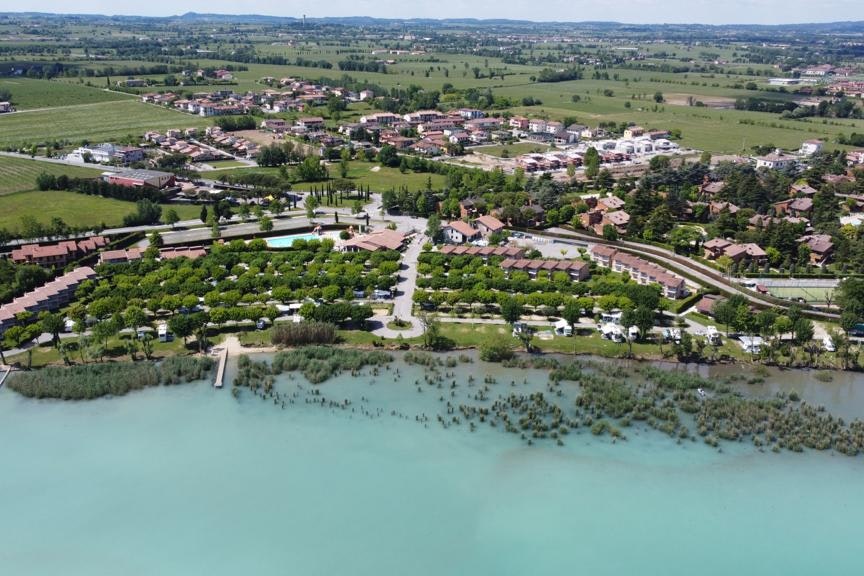 Camping Tiglio  - Luftaufnahme des Campingplatzes am Wasser