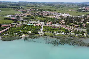 Camping Tiglio - Luftaufnahme des Campingplatzes am Wasser