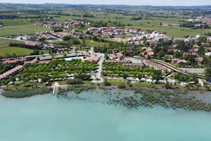 Camping Tiglio - Luftaufnahme des Campingplatzes am Wasser