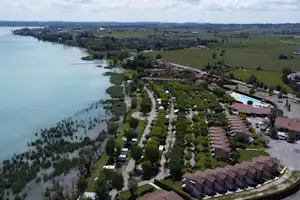 Camping Tiglio - Luftaufnahme des Campingplatzes am Wasser
