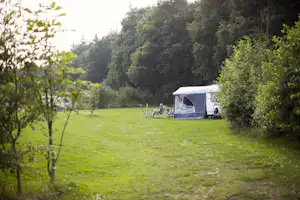 Camping Tikvah - Camper vor dem Wohnmobil auf einer Wiese vom Campingplatz