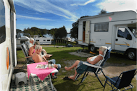 Tingsaker Camping - Gäste entspannen gemeinsam auf ihrem Stellplatz