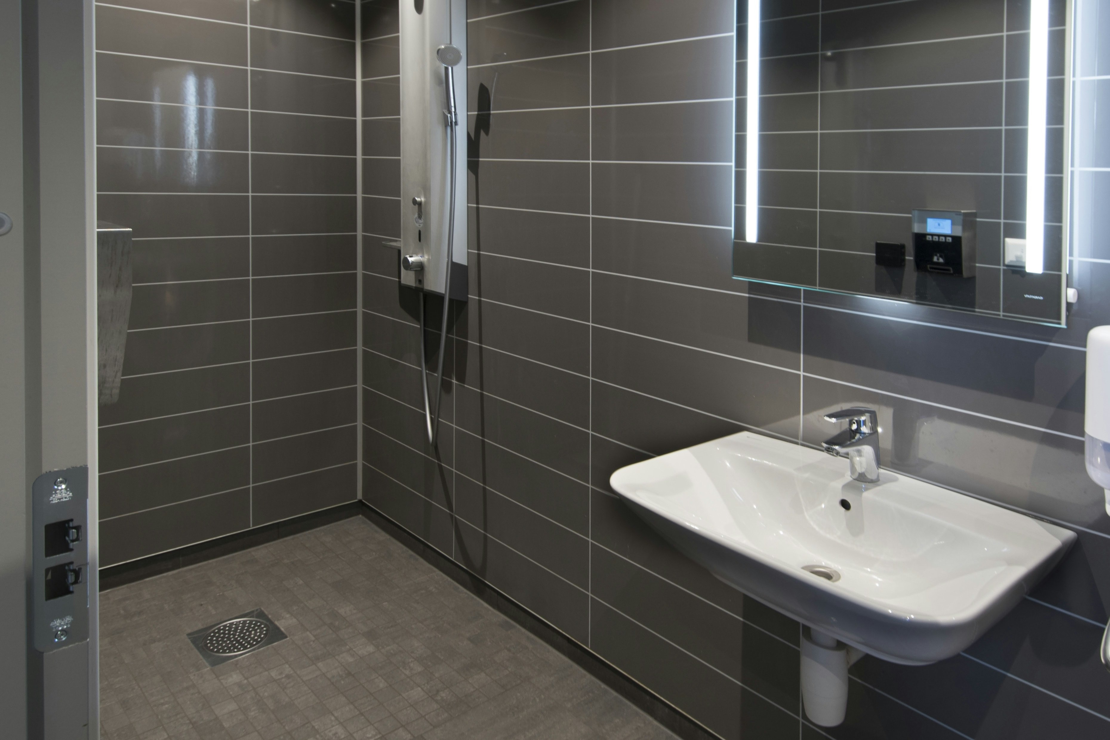 Tingsaker Camping - Innenansicht eines Badezimmers mit Dusche und Waschbecken