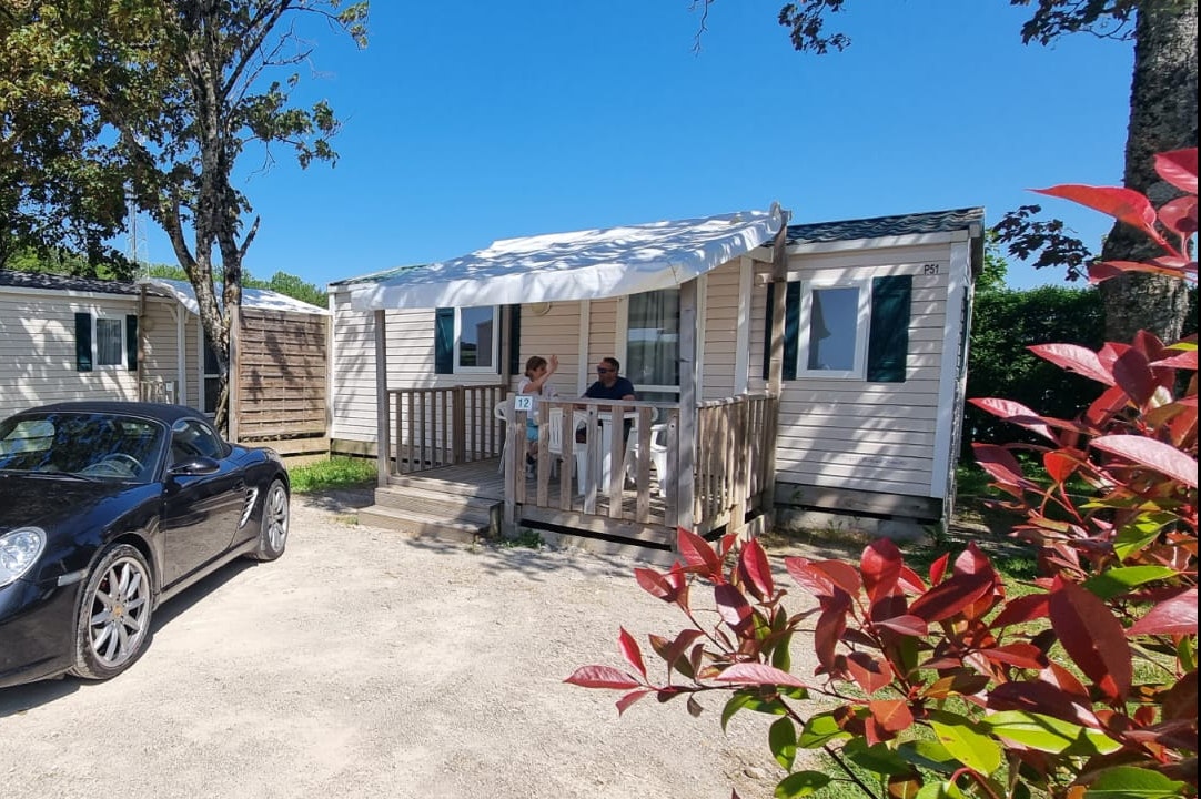 Camping de Contrexéville  Camping Tir aux Pigeons Mietunterkunft mit einer überdachten Veranda