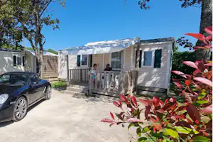 Camping de Contrexéville Camping Tir aux Pigeons Mietunterkunft mit einer überdachten Veranda