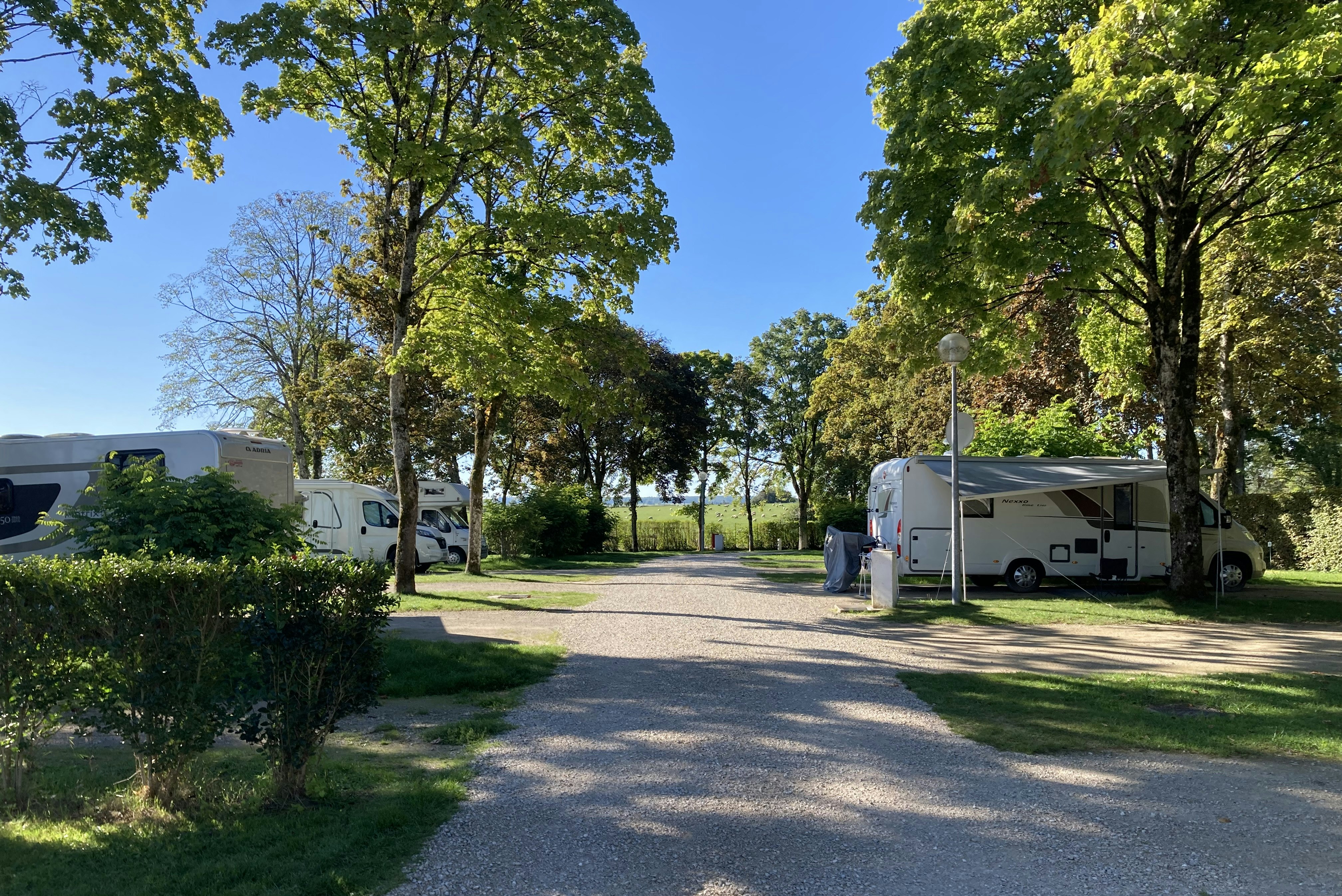 Camping de Contrexéville  Camping Tir aux Pigeons Standplätze mit Kies- und Schotteruntergrund teilweise im Halbschatten unter Bäumen
