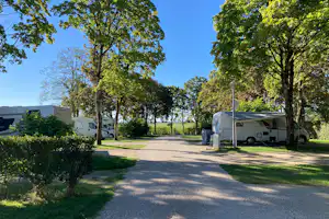 Camping de Contrexéville Camping Tir aux Pigeons Standplätze mit Kies- und Schotteruntergrund teilweise im Halbschatten unter Bäumen