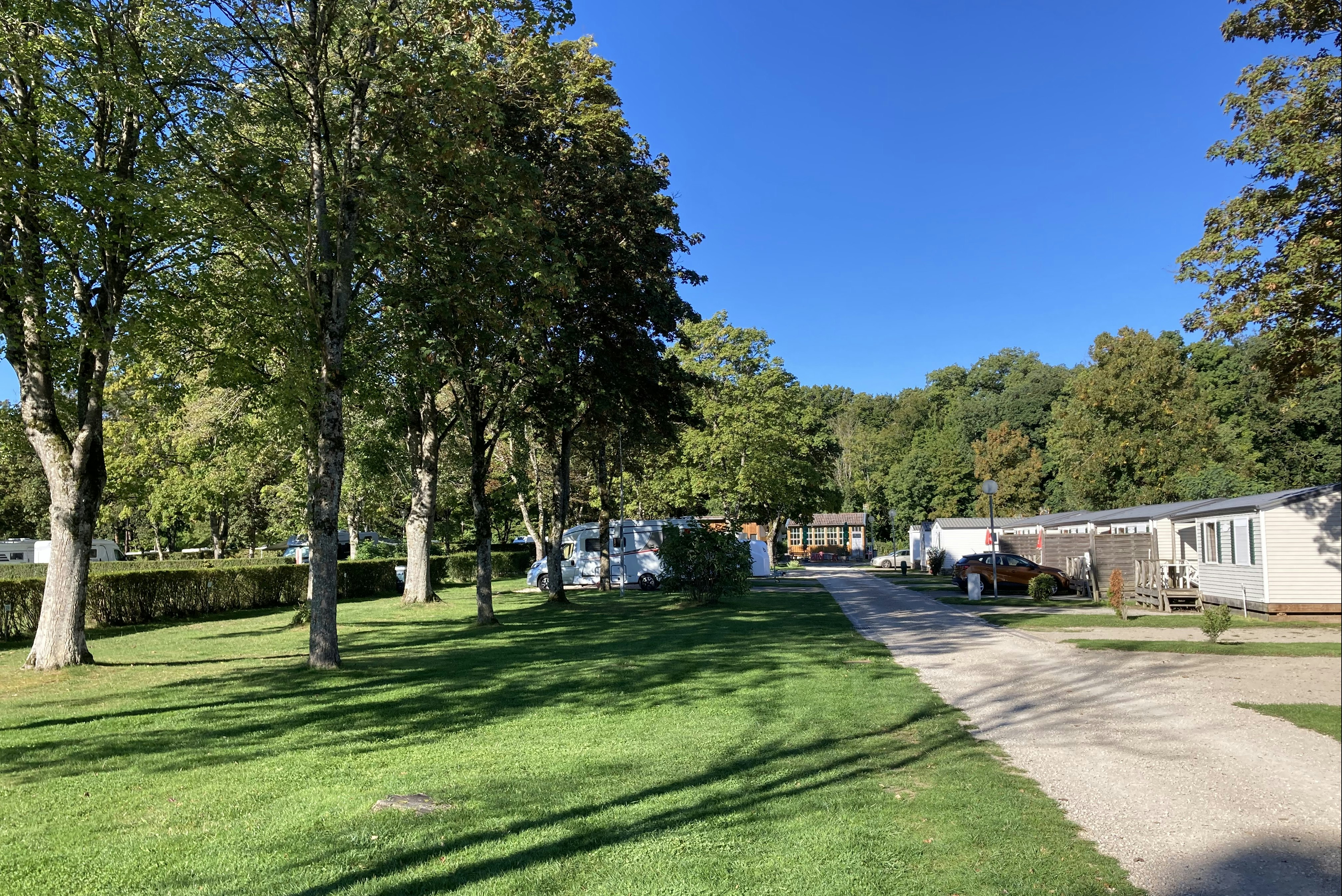 Camping de Contrexéville  Camping Tir aux Pigeons Standplätze und Mietunterkünfte auf dem Campingplatz