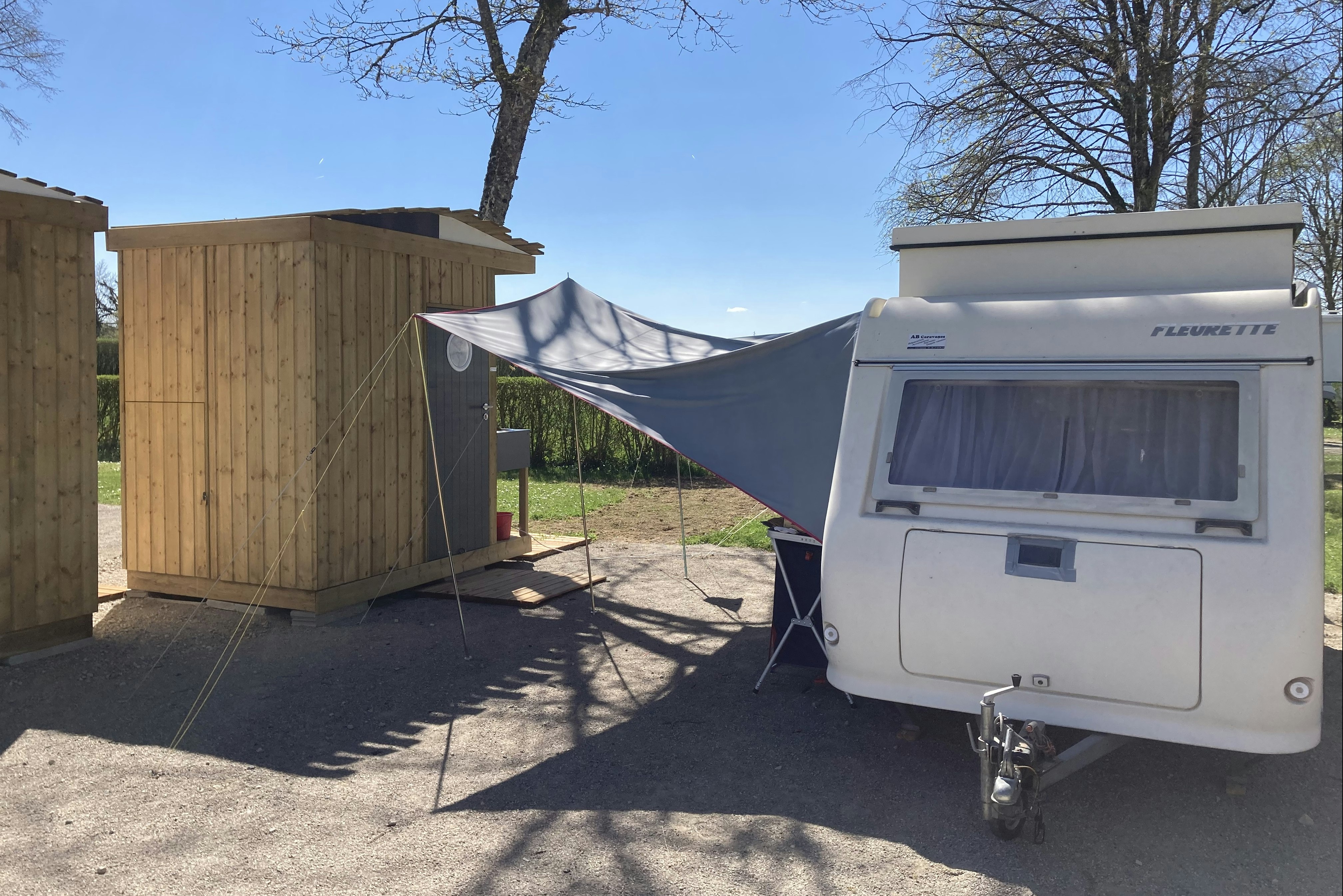 Camping de Contrexéville  Camping Tir aux Pigeons Standplatz mit Privatsanitär