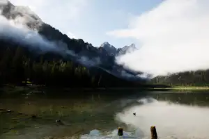 Camping Toblacher See - Blick auf den See mit Nebel- in der Nähe vom Campingplatz