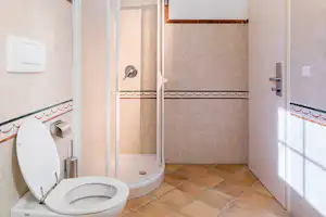 Camping Toblacher See - Sanitärgebäude mit Toiletten und Duschen