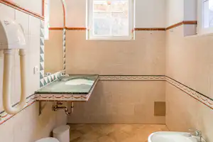 Camping Toblacher See - Sanitärgebäude mit Waschbecken und Spiegel