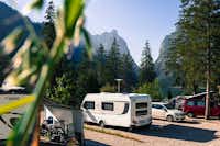 Camping Toblacher See -  Wohnmobil- und  Wohnwagenstellplätze umringt von Wald