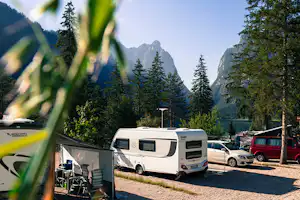 Camping Toblacher See - Wohnmobil- und Wohnwagenstellplätze umringt von Wald